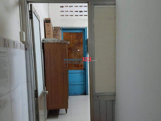 Cho nữ thuê phòng trọ 20m2 lầu 1 mặt tiền Võ Văn Kiệt, quận 5