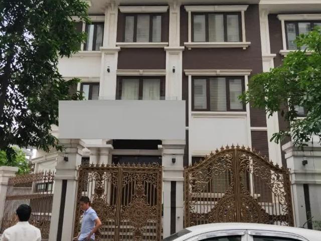 Cho thuê biệt thự Hoàng Quốc Việt, 200m2, 5 tầng lô góc, thang máy