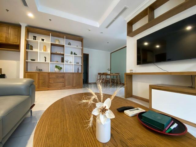 CHO THUÊ CĂN HỘ 3PN VINHOMES CENTRAL PARK: BẾP RỘNG ẤM CÚNG, KỆ SÁCH SANG TRỌNG CHO CẢ GIA ĐÌNH