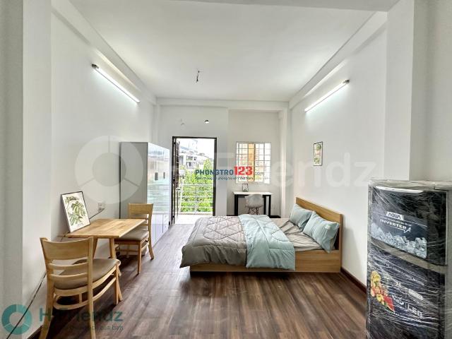 Cho thuê căn hộ có balcony cửa sổ, rộng 28m2, đường Lý Thái Tổ Q10