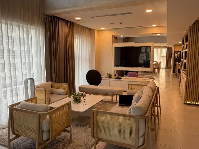 Cho thuê căn hộ đập thông 6PN Happy Valley Premier 340m2