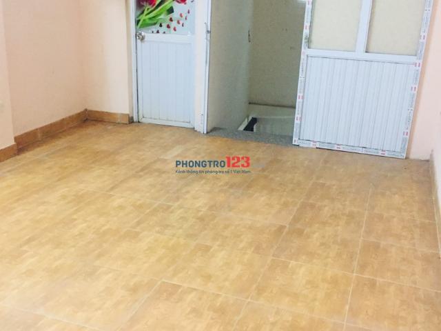 Cho thuê nhà 2 tầng khép kín phố Giáp Nhị