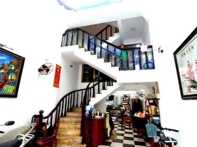 Cho Thuê Nhà Mặt Phố Tân Ấp, Ba Đình. 40m2 Cấp 4 MT 3M Giá 5,5 Triệu 1 Tháng/ Kinh Doanh Sầm Uất