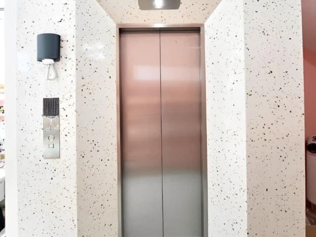 Cho thuê nhà mới, hai cửa đi, Đội Cấn, thang máy  vỉa hè 97m2* 5T 32 Tr