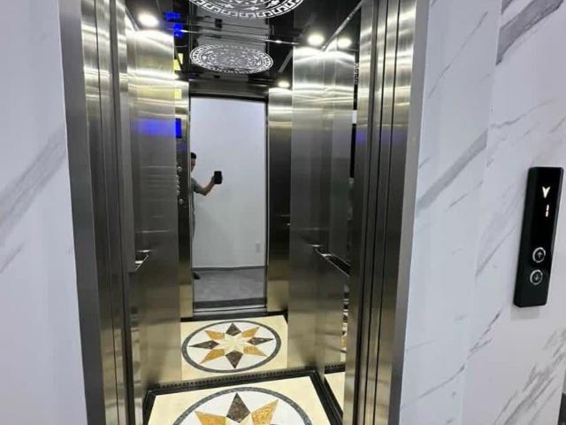 Cho thuê nhà mới, hai cửa đi, Đội Cấn, thang máy  vỉa hè 93m2* 5T 31 Tr