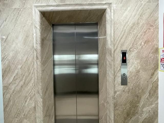 Cho thuê Nhà mới, thang máy, 97m2_ 5T  vỉa hè, Hoàng Quốc Việt 31 Tr