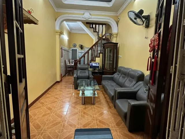 Cho thuê nhà nguyên căn ở ngõ 318 La Thành, 35m, 4 tầng 5pn, 3 wc, Giá 11.5 triệu