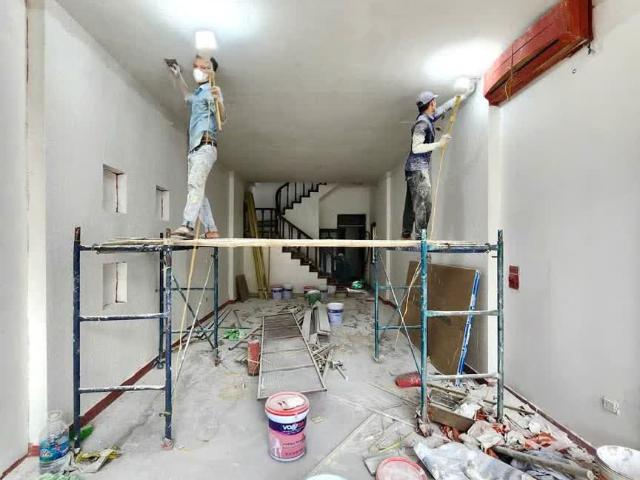 Cho thuê nhà nguyên căn phố Nguyễn Văn Cừ, mặt phố kinh doanh sầm uốt, đi lại thuận tiện. Có
