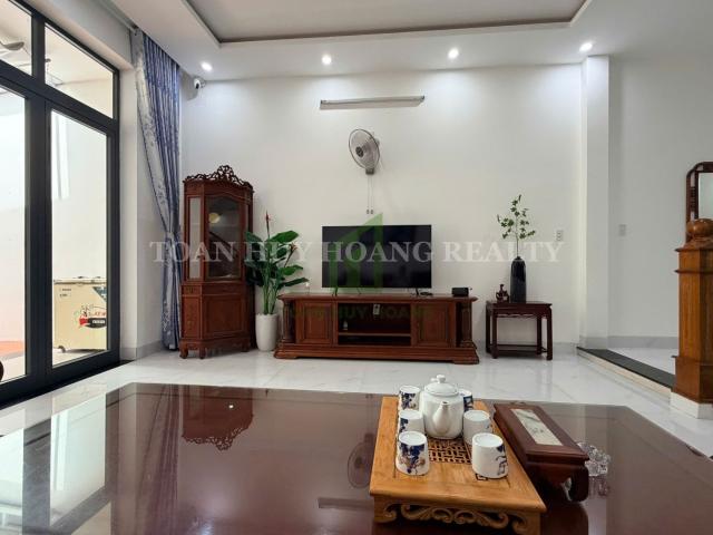 CHO THUÊ NHÀ ĐẸP ĐƯỜNG PHẠM HỮU NHẬT – GẦN BIỂN, ĐỐI DIỆN CÔNG VIÊN, CÓ SÂN ĐỖ Ô TÔ