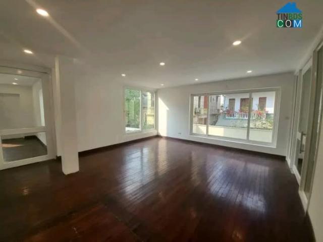 Cho thuê nhà rộng đẹp tại Quảng An, Tây Hồ. 35tr Diện tích: 140m2, sân vườn 50m2