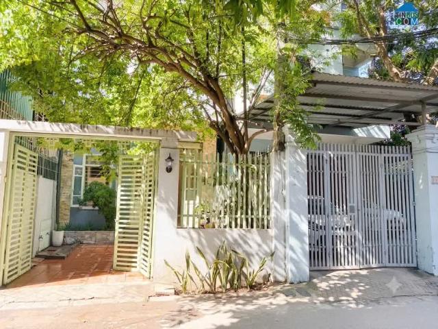 Cho thuê nhà riêng 3 tầng, 80m sân vườn, đầy đủ nội thất, decor nghệ thuật dọn vào ở ngay