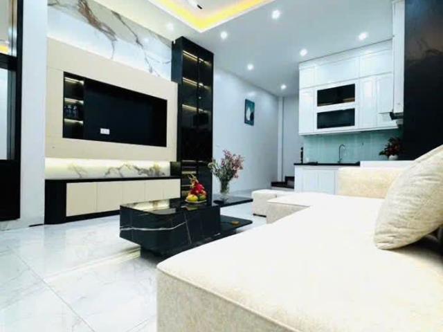 Cho thuê nhà riêng Nguyễn Đình Hoàn, Hoàng Quốc Việt 36m x 5T, 3PN4VS giá 15 triệu
