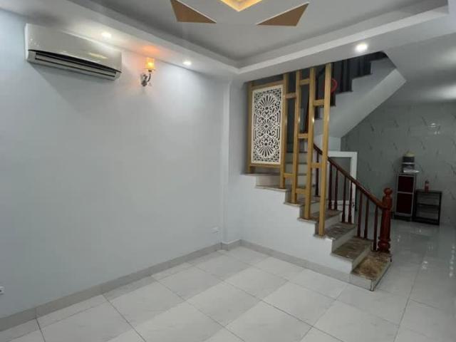 Cho Thuê Nhà Riêng Nguyên Căn Ngõ Ô Tô, 255 Lĩnh Nam, 4 Tầng, 43m2, 5 Ngủ, 11TR