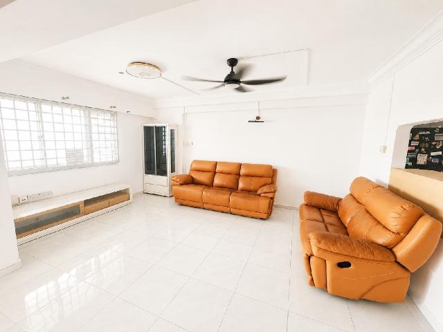 CHOA CHU KANG AVENUE 4 HDB Apartment For Sale, $580,000, 3 Bed 2 Bath 1,119 sqft $518.00 psf