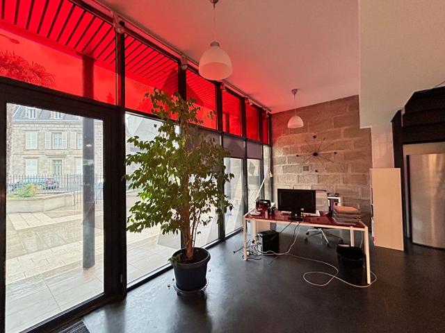 Choix N°1 pour ce local de standing avec stationnement. Cent. 196m² Brive la Gaillarde