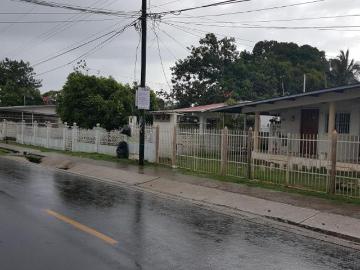 CHORRERA, CASA + 4 apartamentos EN ESQUINA Cuenta Licencia para Venta de Licor
