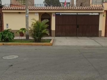CHORRILLOS VENTA DE CASA FRENTE A PARQUE EN CONDOMINIO