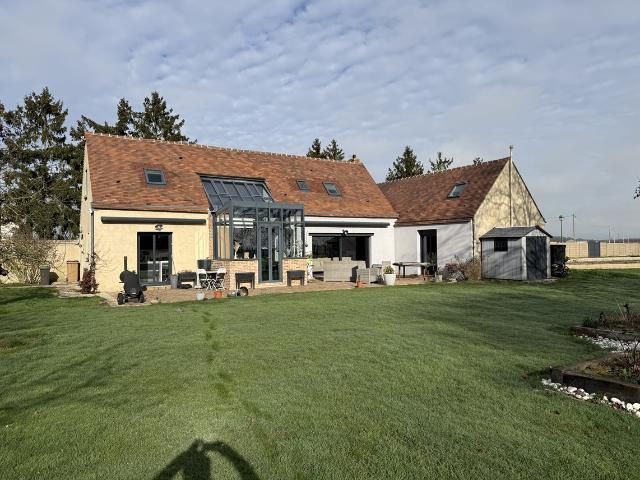 CHATAINCOURT Maison 8 pièces avec jardin et piscine
