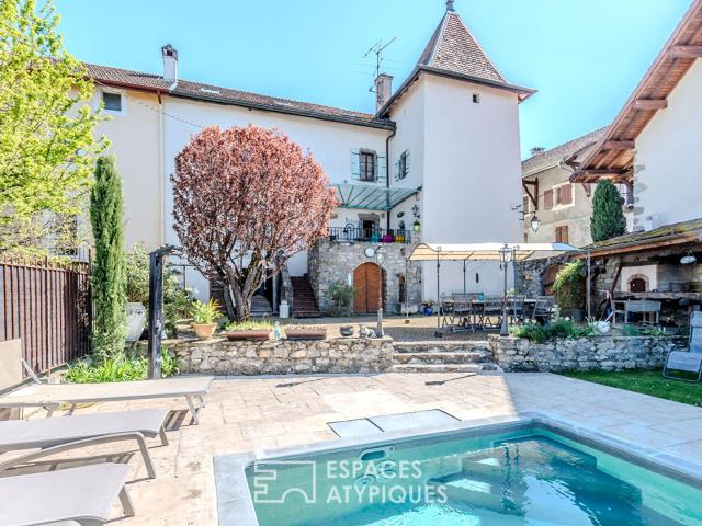 Château médiéval, dépendances contemporaines et piscine aux portes de Genève