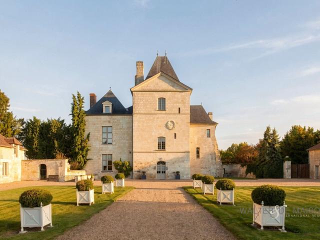 Château médiéval d'exception en Touraine 1874m² Razines