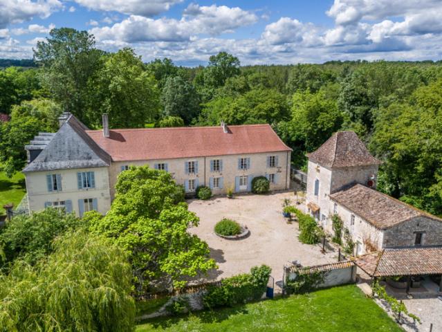 Château avec annexes, piscine, court de tennis et garages