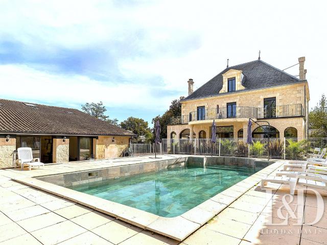 Château avec dépendances, piscines et ensemble immobilier de 9