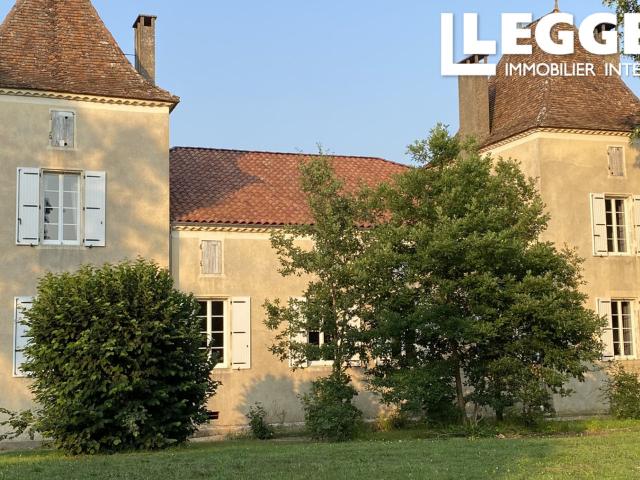 Château avec tours et deux maisons d'hôtes avec piscine et grande grange