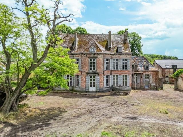 Château à vendre pour 700000 euro avec 10 chambres à coucher