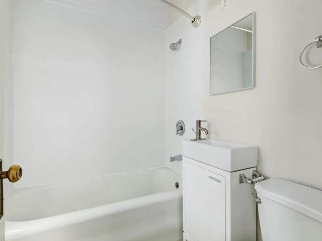 Chateau Apartments Studio Apartment for Rent at 2104 14th Ave, Regina, SK S4P 0X6 Transitional