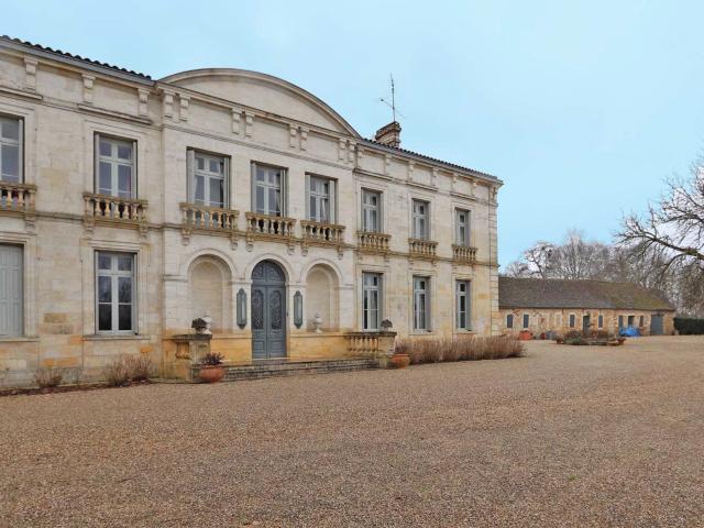 Château bord de Dordogne, parc, piscine, dépendances