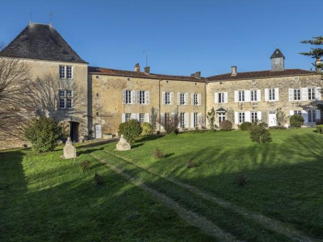 Château du XVe siècle entre Niort et La Rochelle