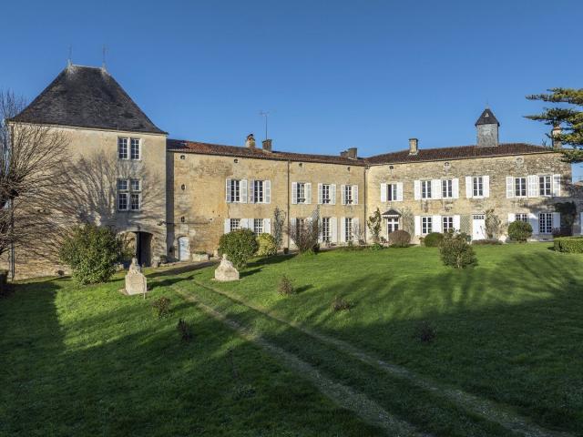 Château du XVe siècle entre Niort et La Rochelle