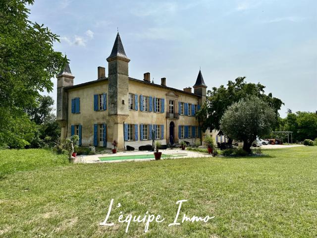 Château du XVIIIe siècle avec dépendances et parc de près de. 475m² L'Isle Jourdain