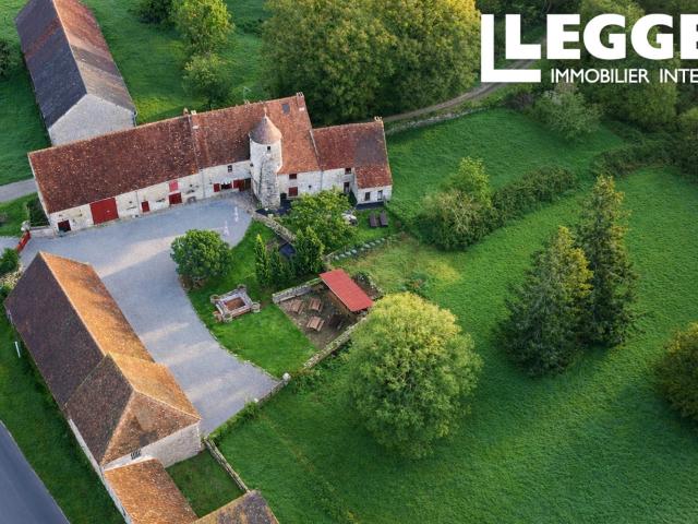 Château du XIVe siècle offrant un excellent potentiel commercial, comprenant 4 appartements, un gîte, des dépe