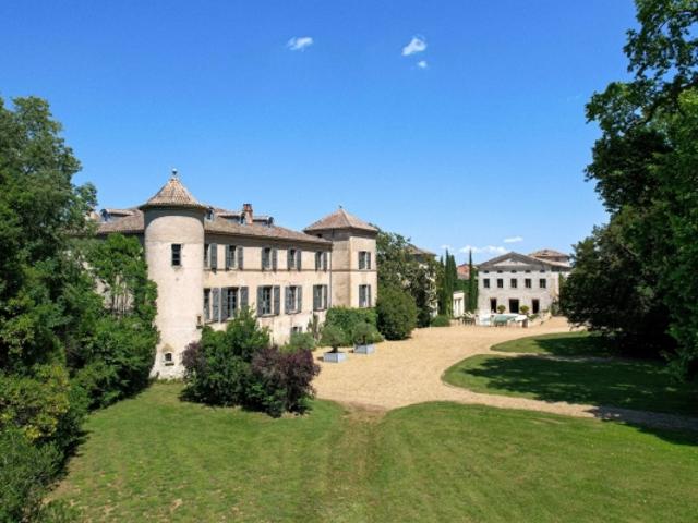 Château du XIVe siècle, remaniée au XVIIIe, sur un parc majeur de 7ha