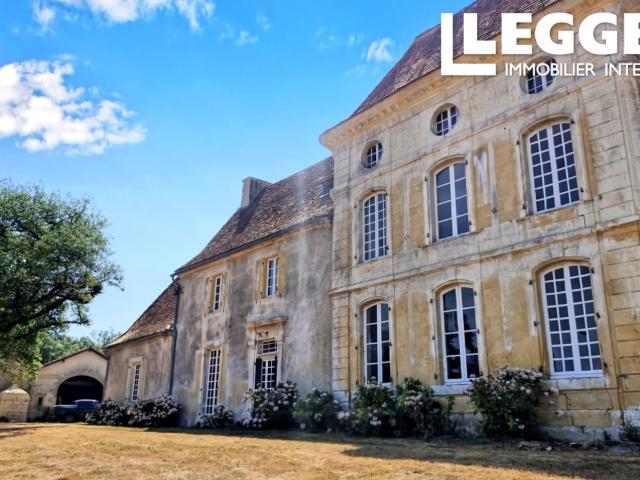 Château de caractère à rénover avec aile habitable, dépendances et fort potentiel en Dordogne