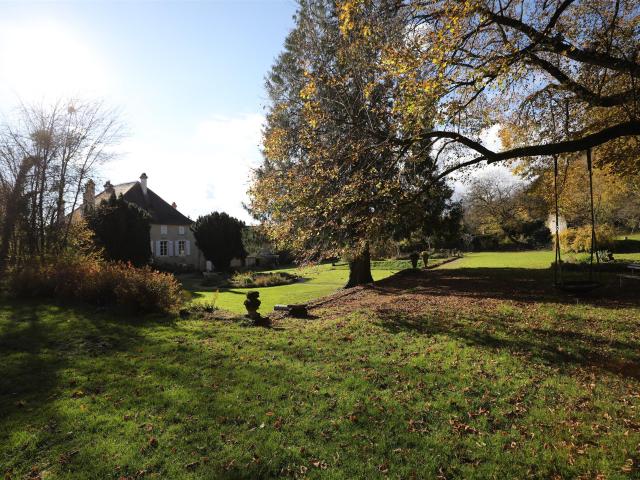Château de chasse chargé de caractère avec parc enchanté de. 300m² Langres