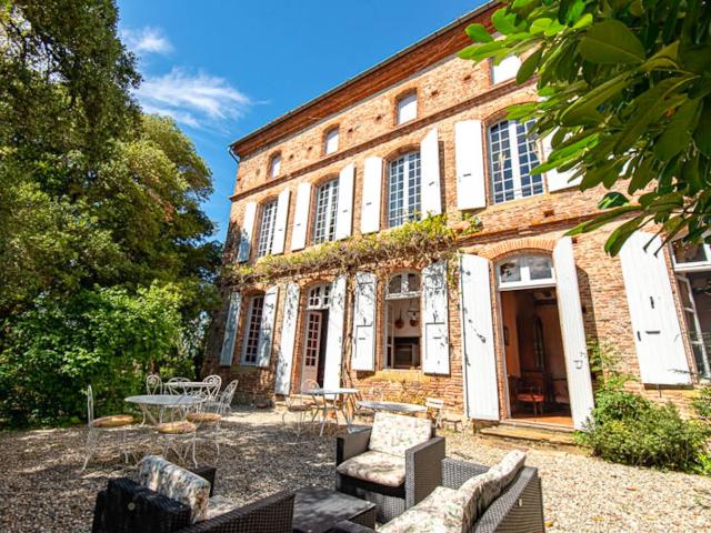 CHATEAU de famille du 17e siècle en très bon état à vendre à GIBEL