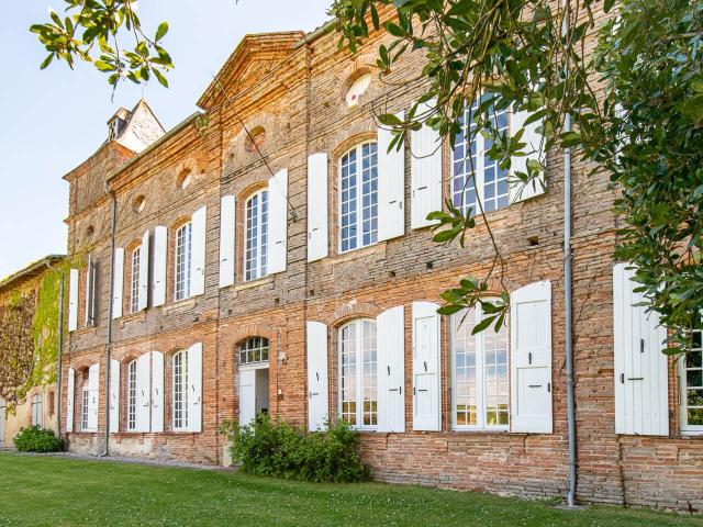 CHATEAU de famille du 17e siècle en très bon état à vendre à GIBEL