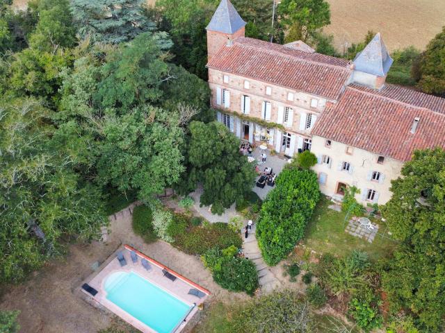 CHATEAU de famille du 17e siècle en très bon état à vendre à GIBEL