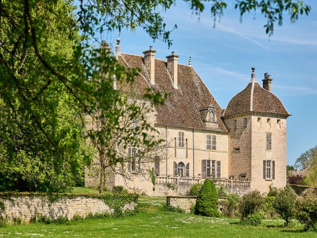 Château de Filain: un trésor insoupçonné. 1500m² Filain