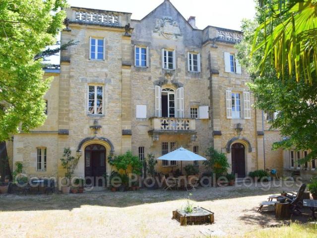 Château de prestige avec maison de gardien, parc et piscine
