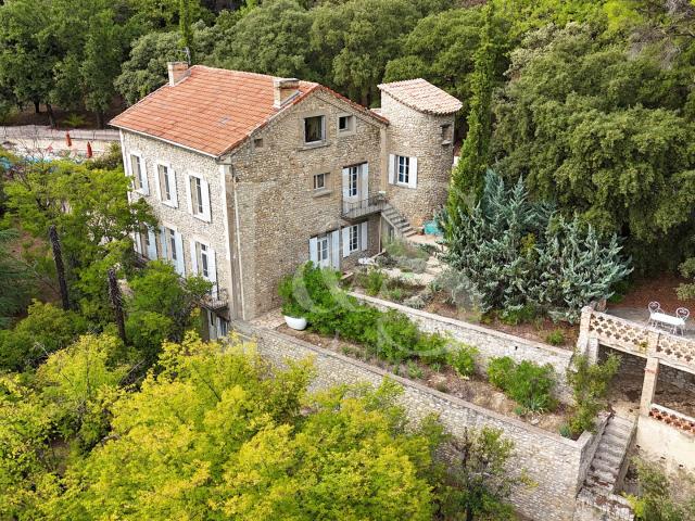 Château de prestige avec spa, piscine et parc de 7 000 m2 en Drôme Provençale Activité rentable