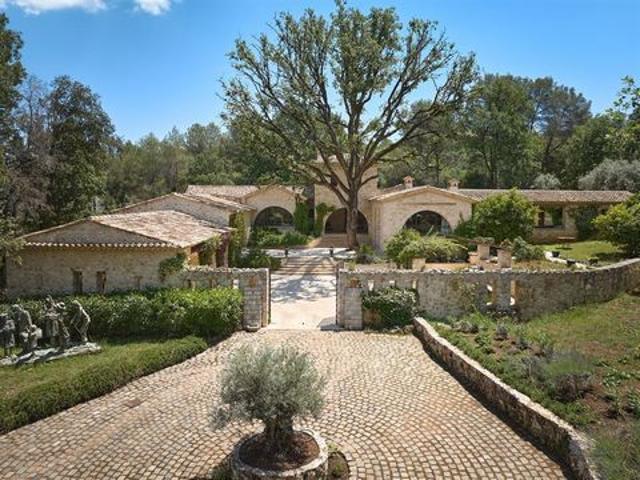 Château de prestige à vendre sur Roquefort Les Pins