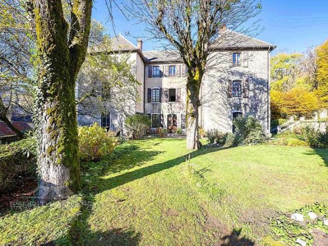 Château de 700 m² habitables avec dépendances