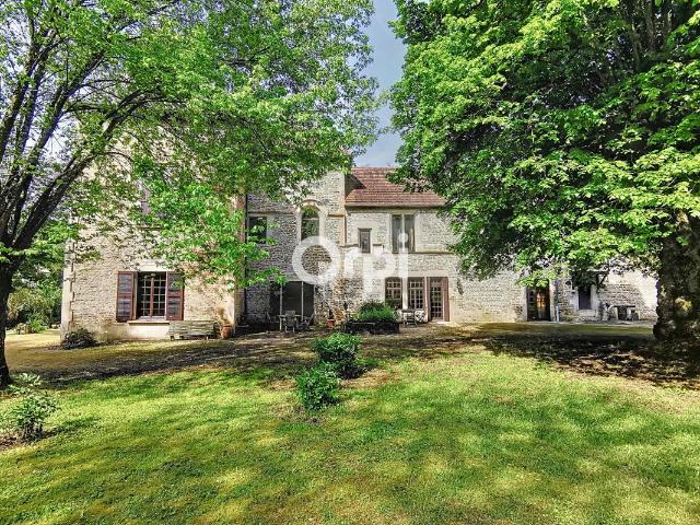 Château d'exception à Manois – Un joyau chargé d'histoire au cœur d'un parc de 8 936 m²