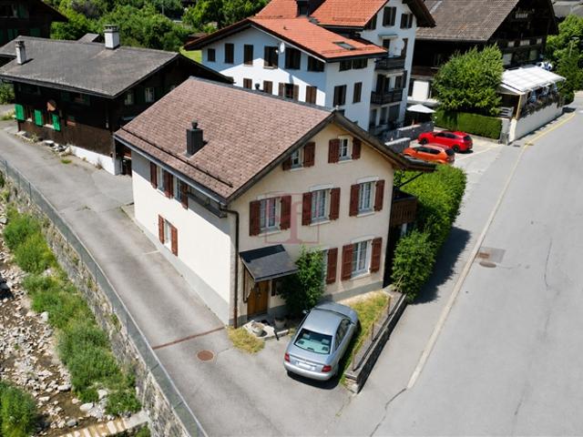 Château d'Oex – Dorfhaus mit 2 Wohnungen zur Renovierung