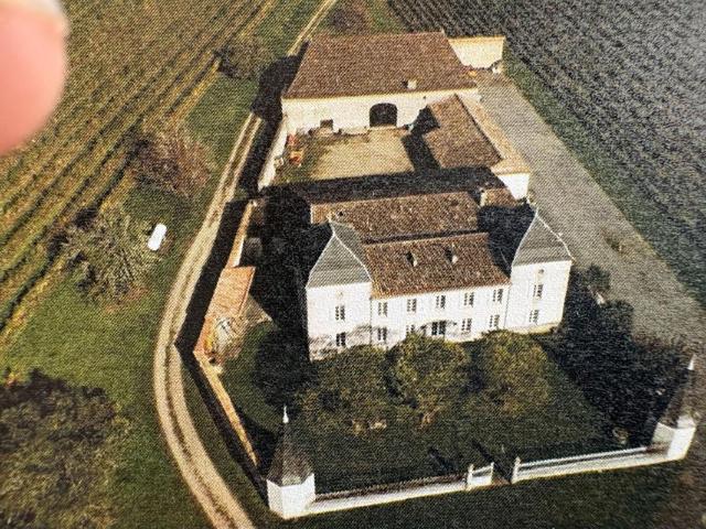 Château dominant les côteaux DE L'ENTRE DEUX MERS