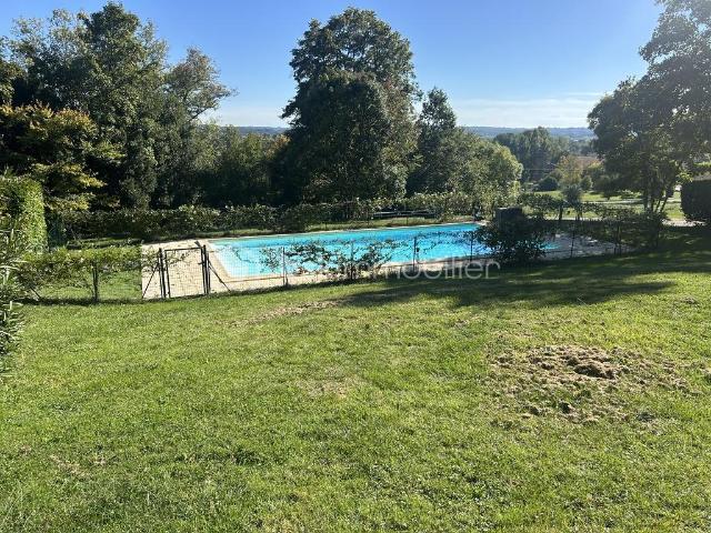CHÂTEAU et SA MAISON de Gardien VUE TERRAIN PISCINE DÉPENDANCES