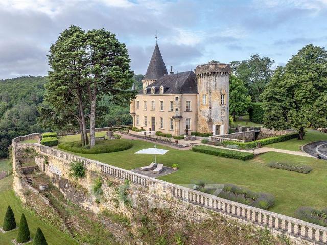 Château et ses 7 demeures sur 2 700 m² habitables au coeur d. 2700m² Fleurac
